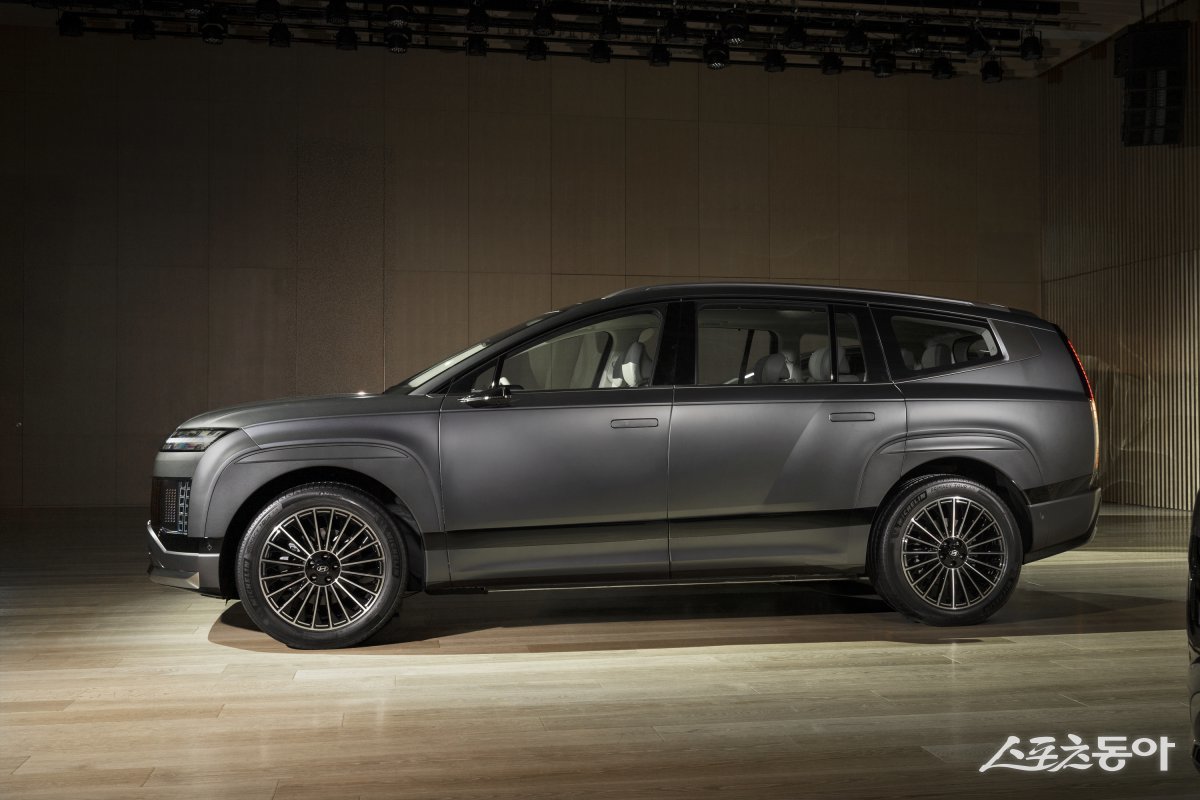 아이오닉 9은 물의 저항을 최소화하는 디자인과 넓은 공간을 지닌 보트(Boat)에서 영감을 받은 ‘에어로스테틱(Aerosthetic)’ 실루엣의 디자인으로 완성됐다.  아이오닉9 측면부 디자인. 사진제공 ｜현대차