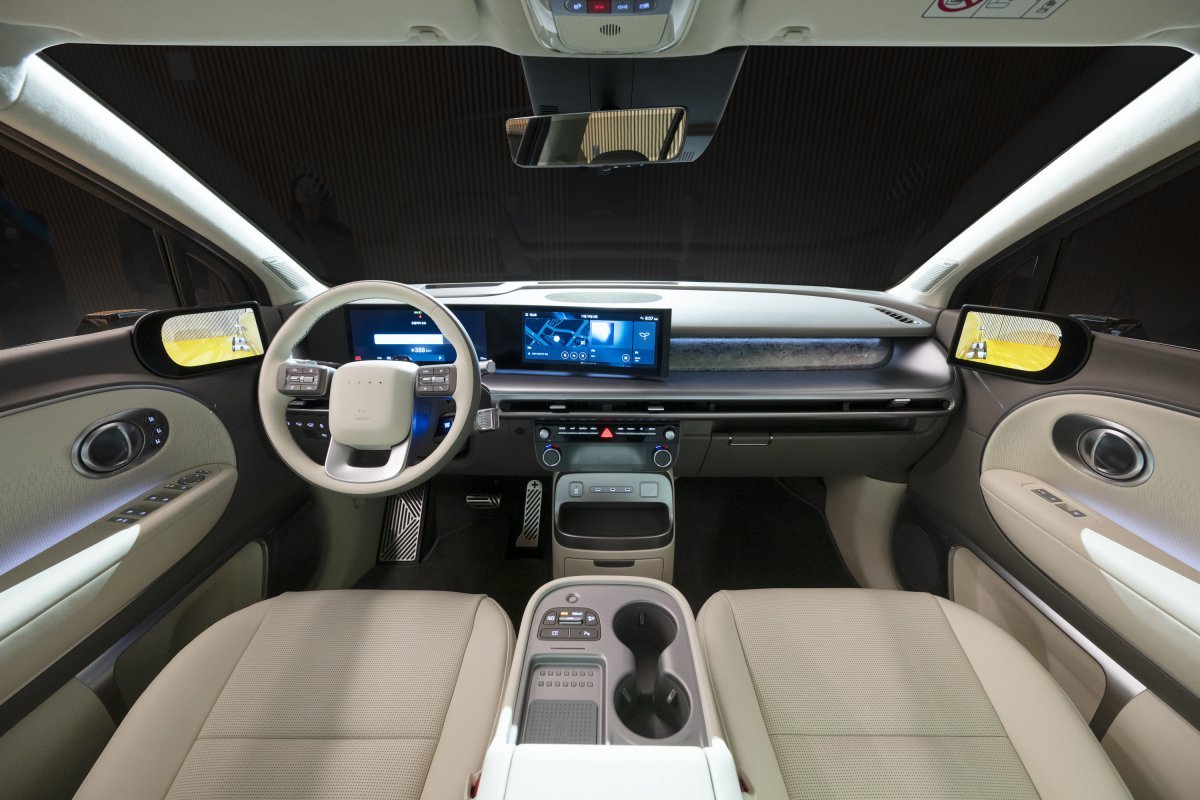 공중에 떠 있는 듯한 플로팅 센터페시아, 12.3인치의 디지털 클러스터와 인포테인먼트 시스템으로 구성된 파노라믹 커브드 디스플레이를 적용해 고급스러운 분위기를 연출한 인테리어. 사진제공 ｜현대차