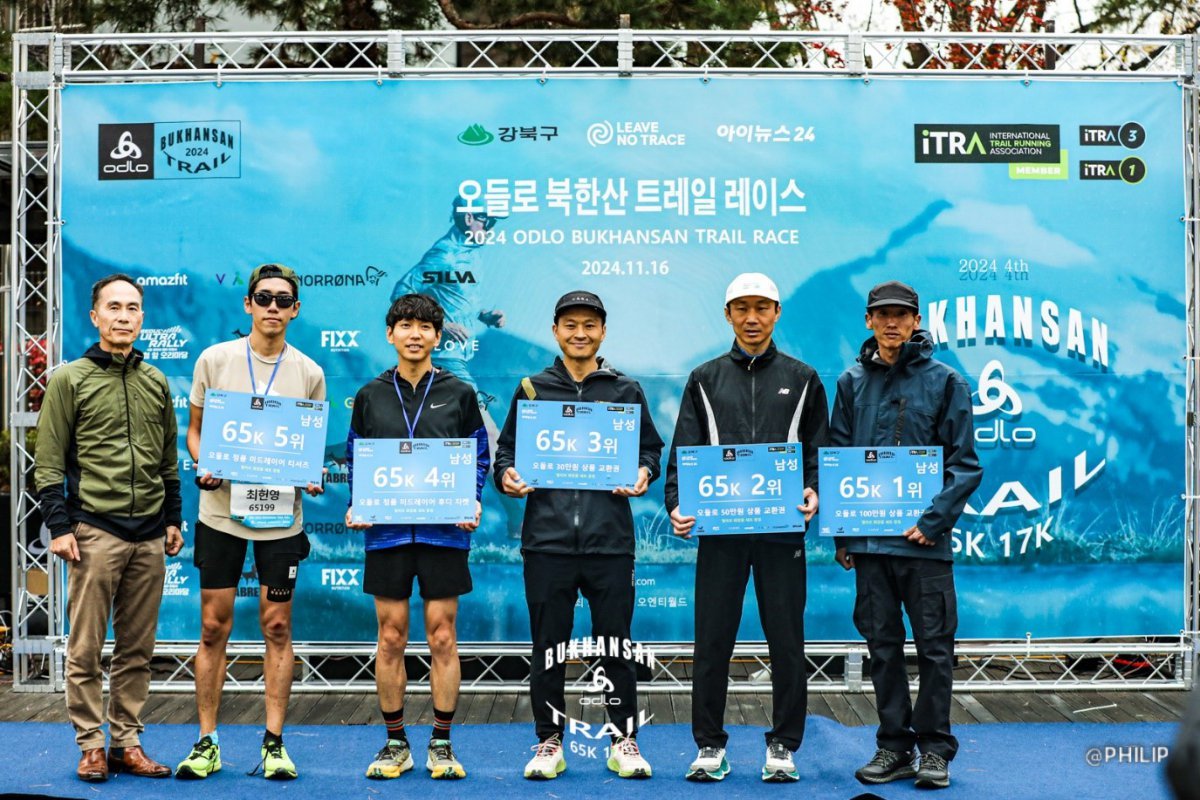 이석호 오엔티월드 대표(맨 왼쪽)와 65km 부문 남성 1~5위 입상자들.     사진제공 ｜ 오엔티월드