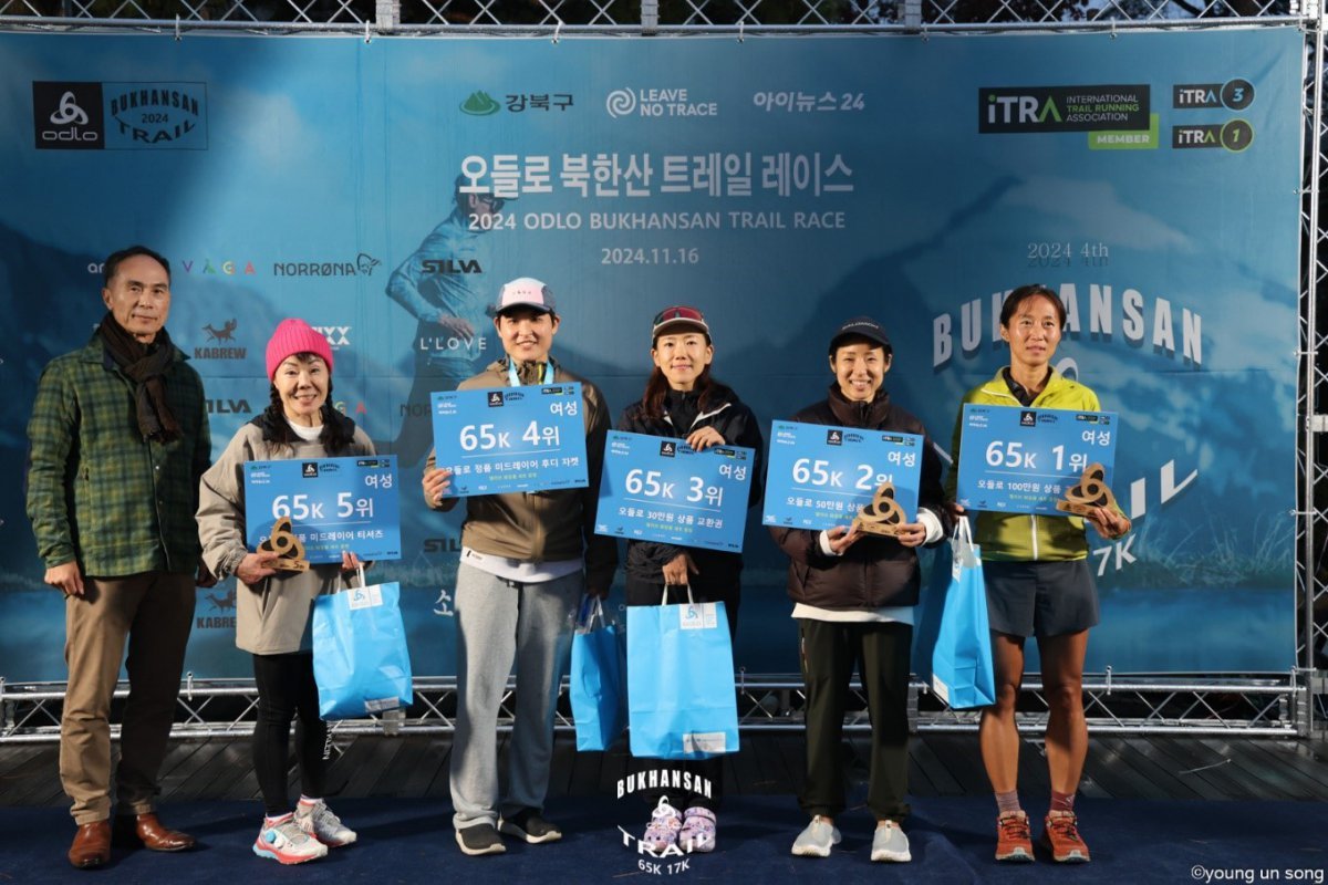 65km 부문 여성 1~5위 입상자들.     사진제공 ｜ 오엔티월드