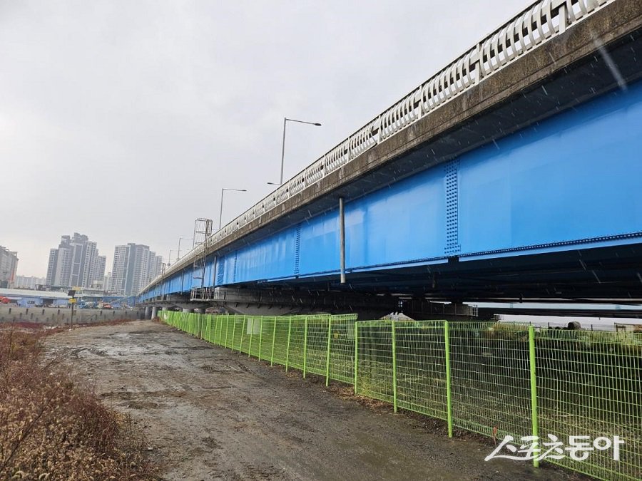 시흥시와 인천 남동구를 잇는 소래대교가 대규모 보수공사를 마치고 새롭게 단장했다. 사진제공｜시흥시청