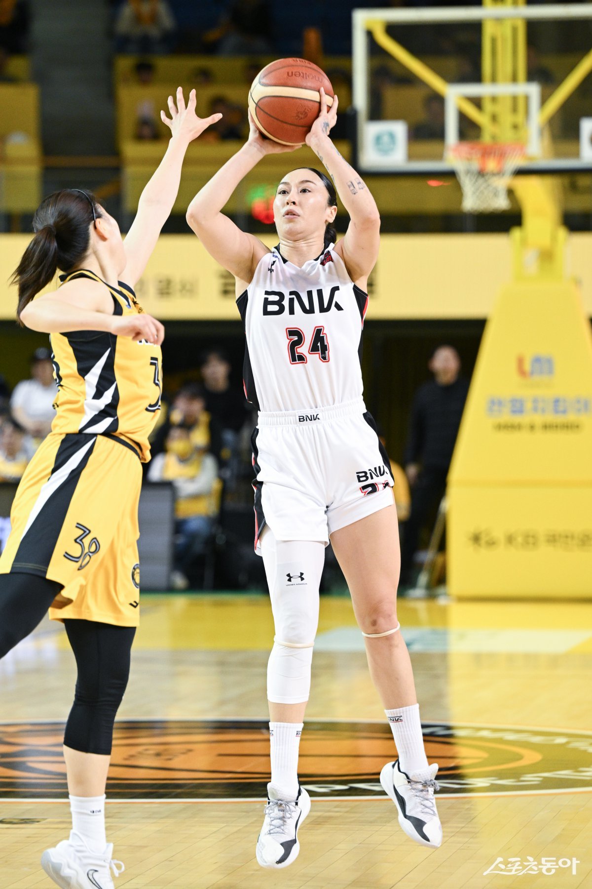 BNK 김소니아(오른쪽). 사진제공 ｜ WKBL