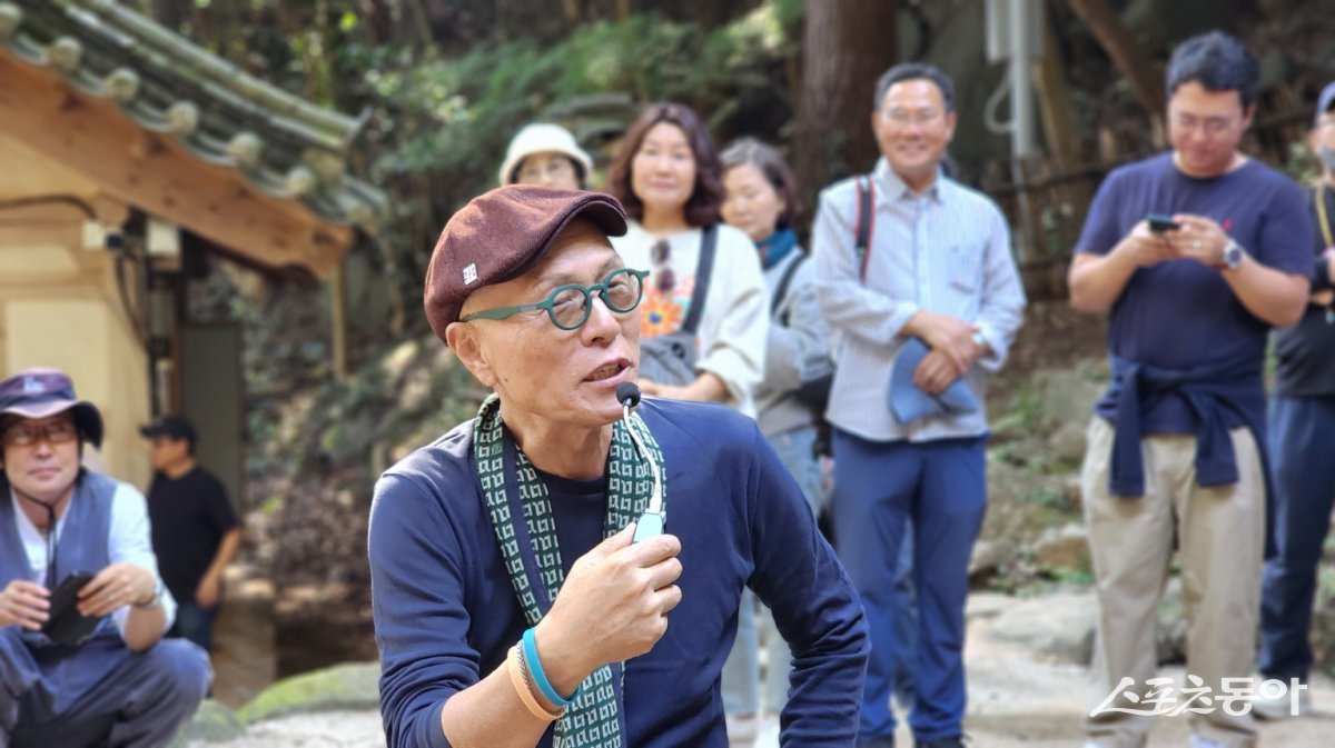 강진군문화관광재단이 최근 허영만 화백이 참여한 가운데 관광 명예홍보사원 인턴십을 개최했다. 사진제공=강진군