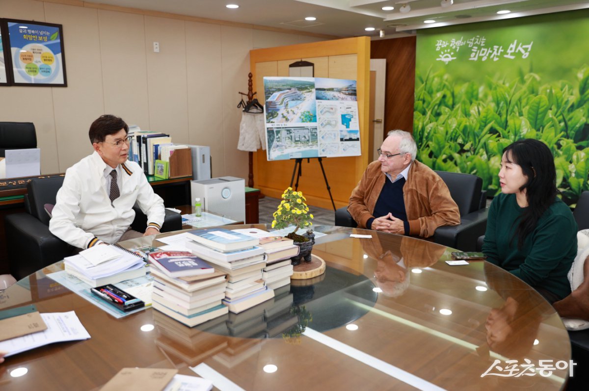 김철우 보성군수가 지난 22일 보성군을 방문한 필립 저글러 AVPA 회장과 프랑스와 대한민국의 차 산업교류 및 차 산지 연계 프로그램 운영 방안에 대해 이야기하고 있는 모습. 사진제공=보성군