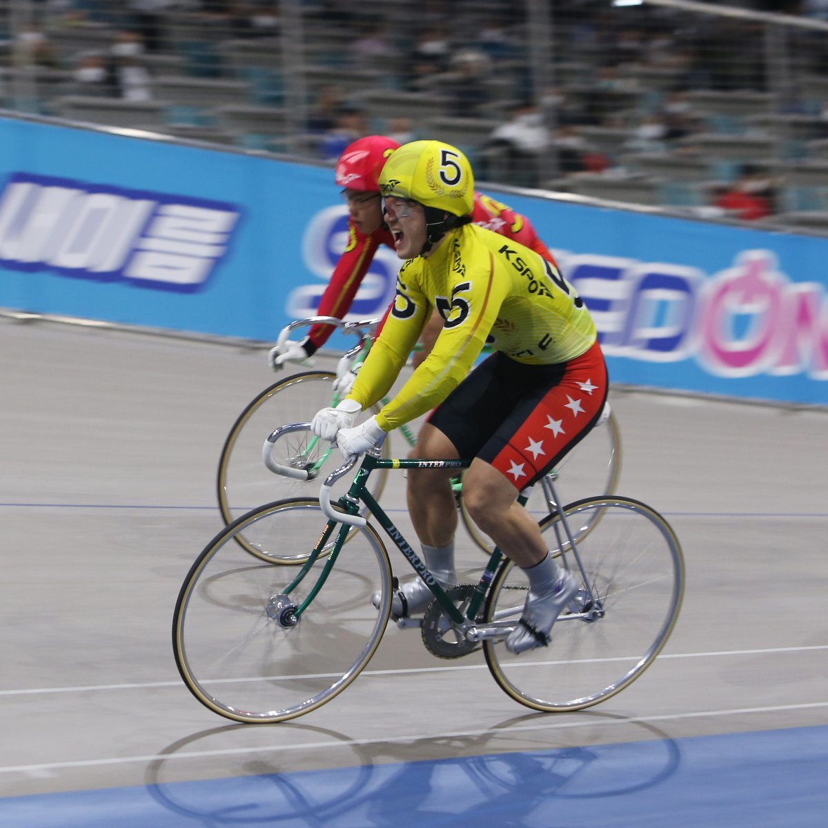 가장 먼저 결승선을 통과하며 포효하는 전원규. 올해 경륜의 양강 체제를 형성하는 임채빈, 정종진을 모두 꺾는 특급 활약을 펼치고 있다       사진제공｜국민체육진흥공단