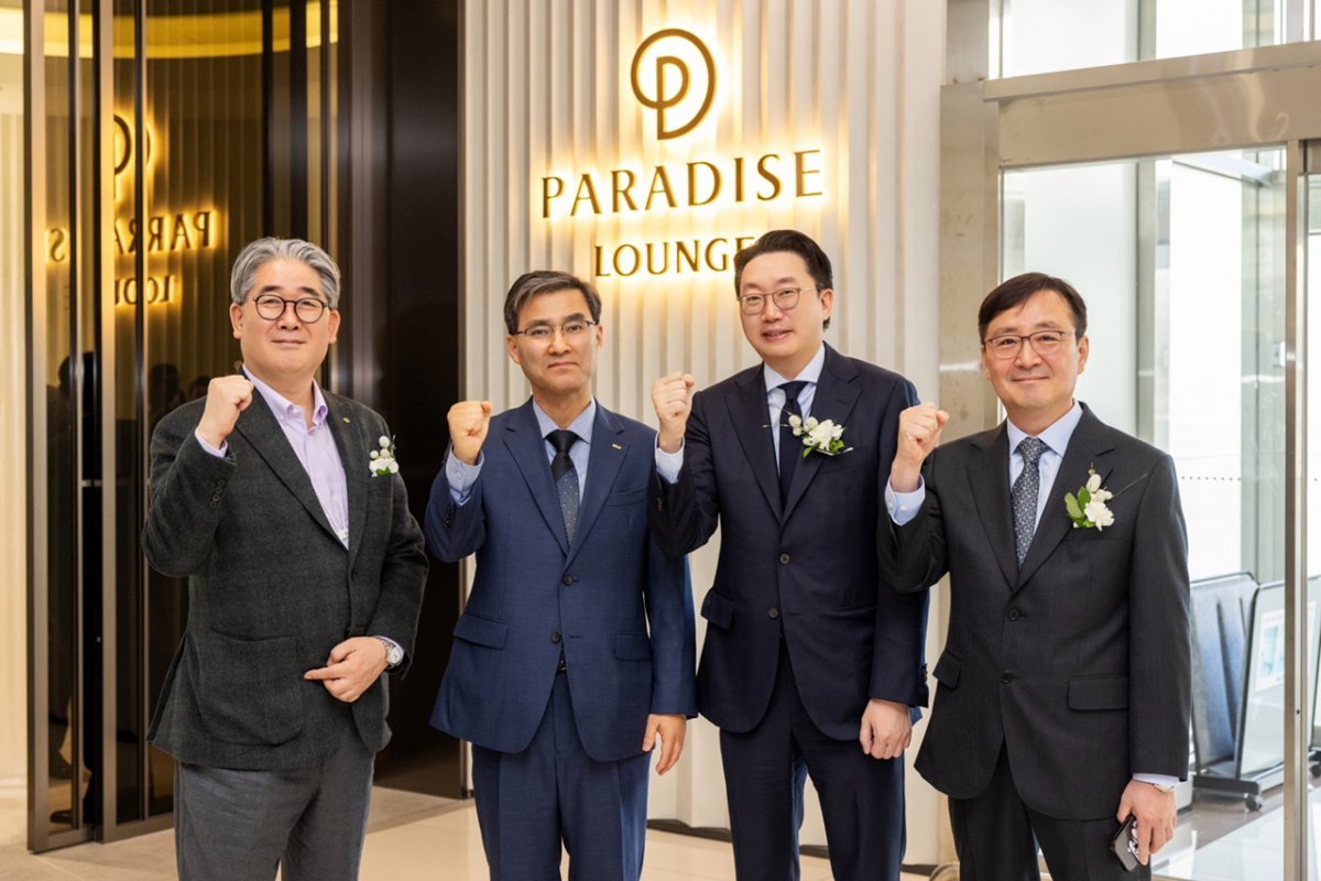 파라다이스 라운지 오프닝 세레모니.임준신 파라다이스세가사미 전무, 민종호 한국공항공사 김포공항장, 최종환 파라다이스 대표이사, 박종훈 파라다이스 전무(왼쪽부터)                사진제공｜파라다이스 그룹