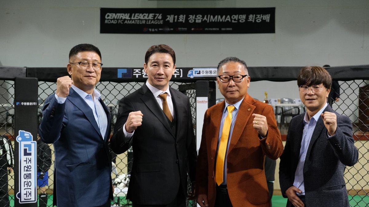 23일 전북 정읍체육관에서 열린 제1회 정읍시MMA연맹 회장배 겸 제74회 로드FC 센트럴리그가 성공적으로 마무리됐다. 대회 현장을 찾은 정읍시MMA연맹 김현영 회장, 로드FC 정문홍 회장, 정읍시체육회 최규철 회장, 정읍시MMA연맹 김준성 사무국장(왼쪽부터). 사진제공｜로드FC