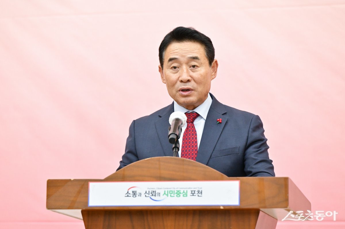 백영현 시장이 25일 시청 대회의실에서 2024년 이웃돕기의 날 기념행사’에서 축사를 하고 있다. 사진제공ㅣ포천시