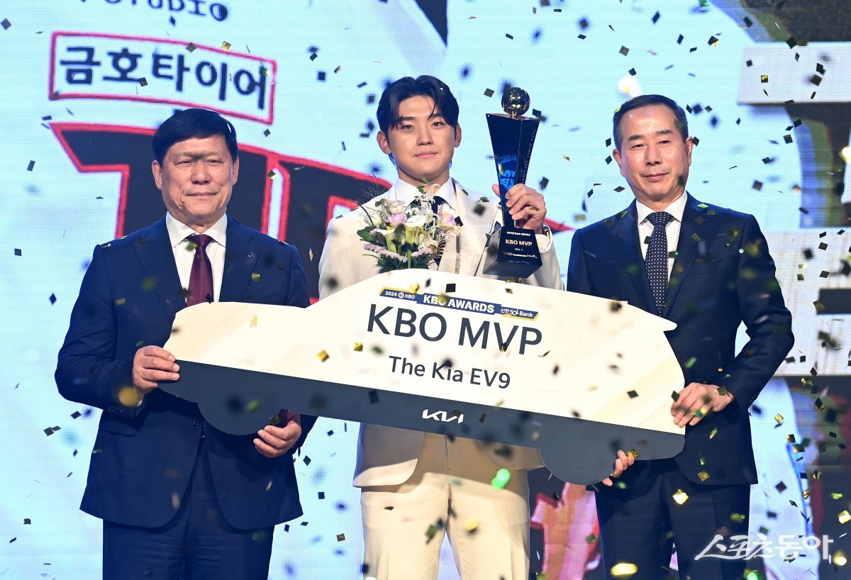 26일 서울 송파구 롯데호텔월드에서 열린 2024 KBO 시상식에서 정규시즌 MVP를 수상한 KIA 김도영(가운데)이 허구연 KBO 총재(왼쪽)와 기념촬영을 하고 있다. 김종원 기자 won@donga.com