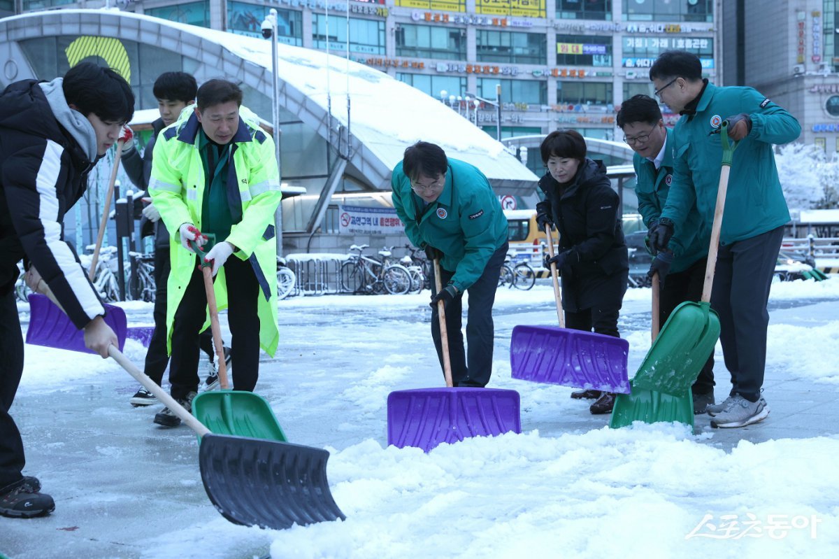 직원들과 함께  눈치우는  이동환 고양특례시장. 사진제공ㅣ고양시