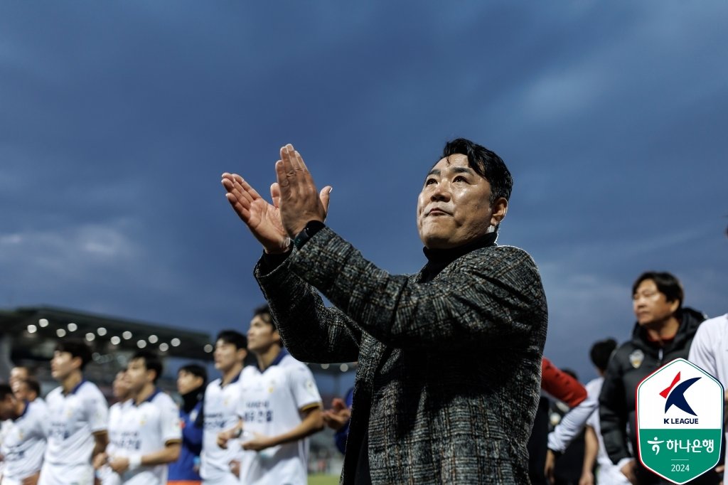 김현석 감독(앞)이 이끄는 충남아산은 ‘하나은행 K리그2 2024’에서 2위에 오르며 창단 이래 최고의 시즌을 보냈다. 이제 K리그1 11위 대구와 28일(천안종합운동장)~다음 달 1일(DGB대구은행파크) 홈&어웨이로 승강 PO를 치른다. 사진제공｜한국프로축구연맹