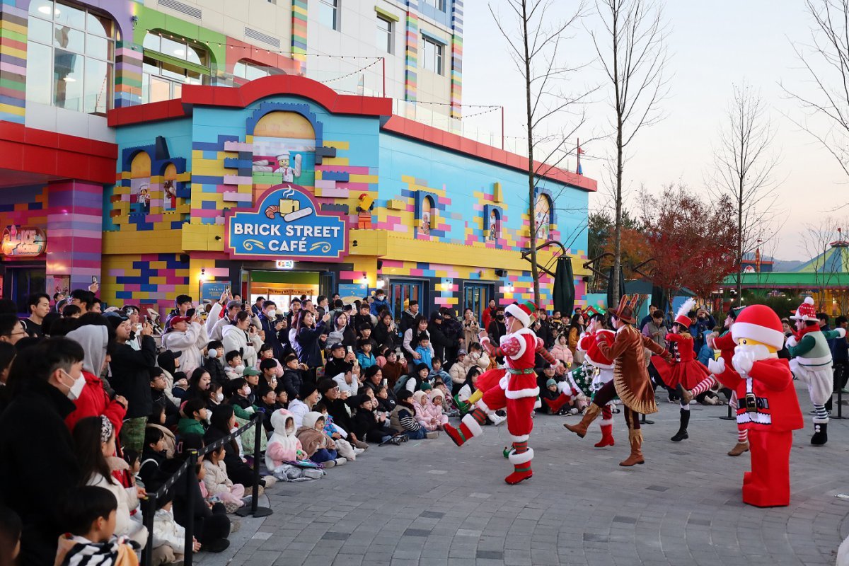 매일 오후 5시 20분 레고 산타와 크리스마스 요정들이 선보이는 ‘브릭 댄스 파티’        사진제공｜레고랜드코리아