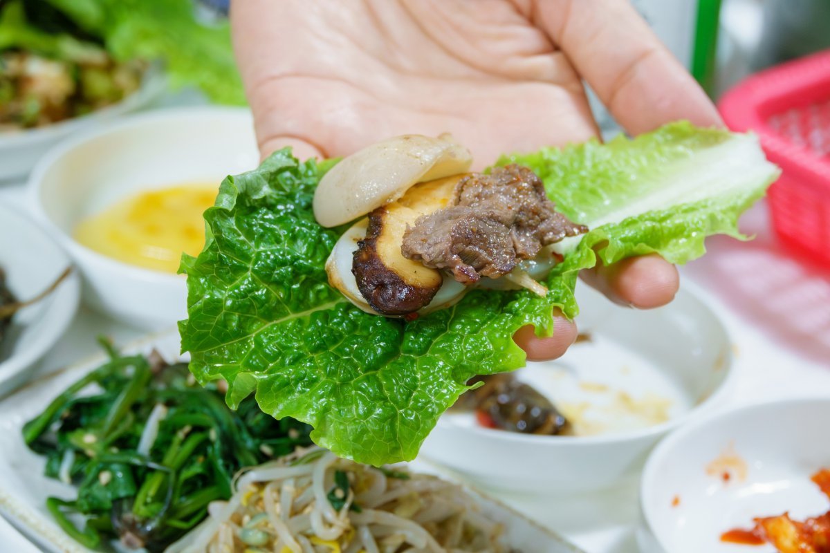 장흥삼합. 비옥한 갯벌에서 자란 키조개 관자와 참나무에서 자란 표고버섯, 그리고 한우가 어우러진 장흥의 대표 보양 음식이다                 사진제공｜지엔씨이십일