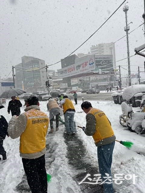 이틀째 폭설에 전직원 동원해 제설작업(모란사거리 지역)  사진제공ㅣ성남시