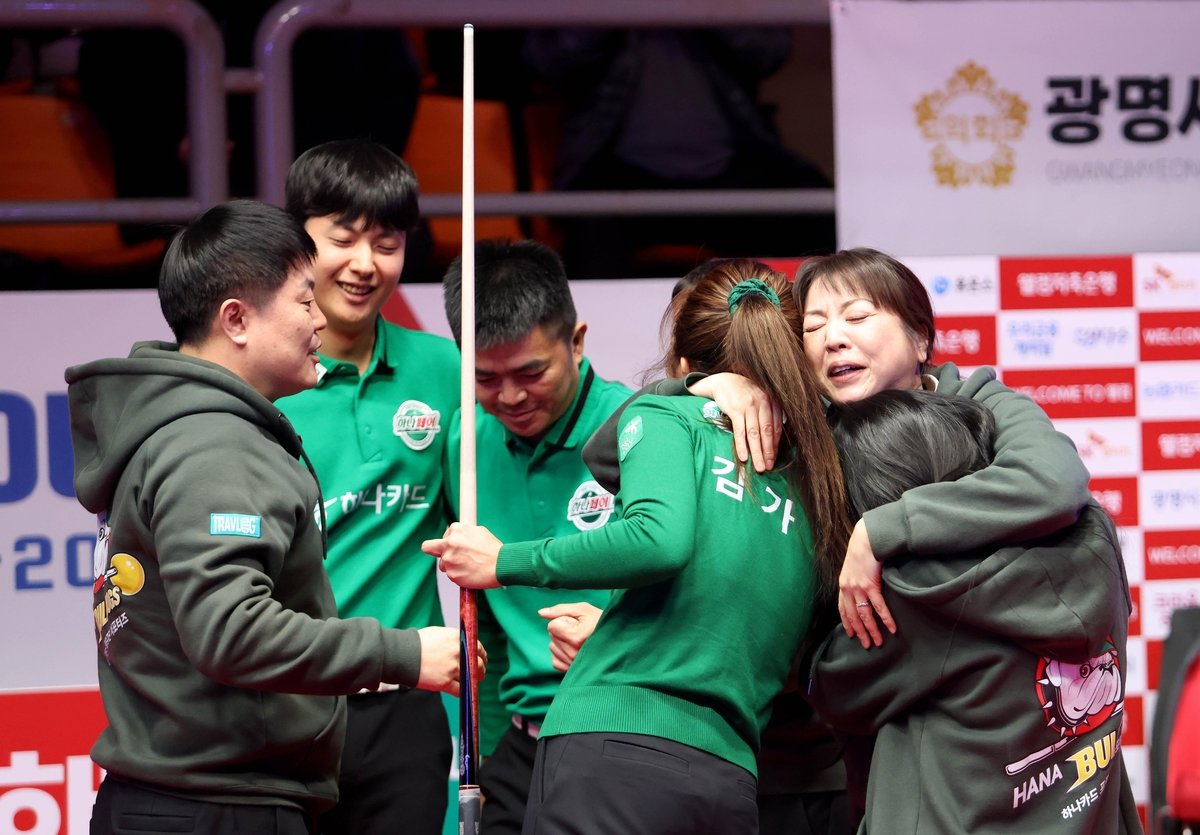 하나카드 선수들이 27일 열린 ‘웰컴저축은행 PBA 팀리그 광명시 투어 2024-2025’ 최종일 경기에서 극적인 역전 우승을 한 뒤 함께 기쁨을 나누고 있다. 사진제공 ㅣ PBA