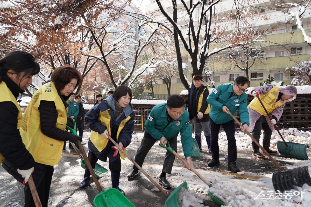 신상진 시장(윈쪽 네번째)이 직원들과 눈을 치우고 있다.  사진제공ㅣ성남시