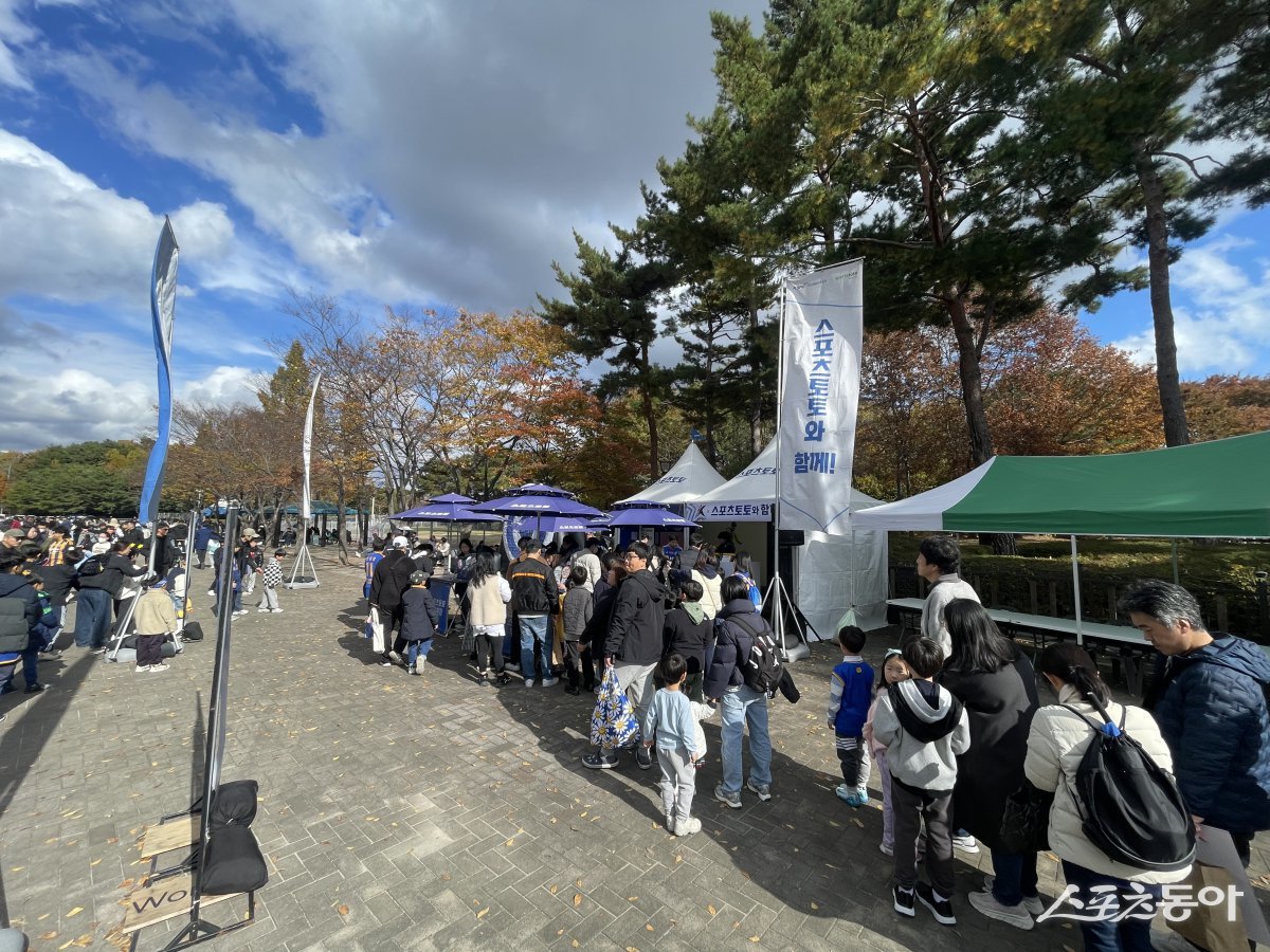 11월 23일 울산 HD -수원FC전이 벌어진 울산문수경기장에서 열린 ‘내 응원의 함성을 스포츠토토와 함께‘ 행사장을 찾은 시민들. 사진제공｜스포츠토토코리아