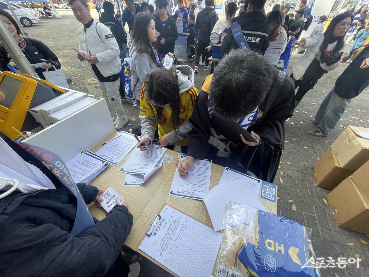 ‘내 응원의 함성을 스포츠토토와 함께‘ 행사장에서 불법스포츠도박 근절 서약에 서명하는 시민들. 사진제공｜스포츠토토코리아