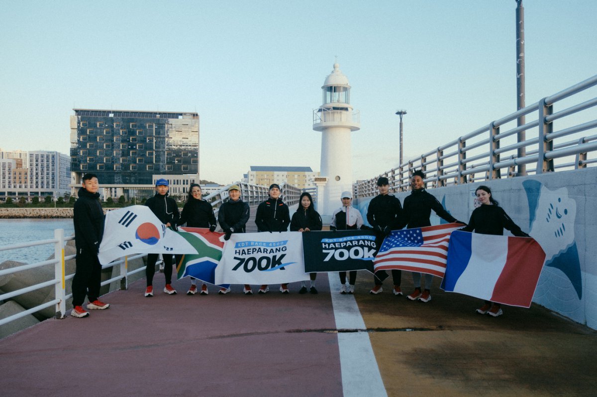 무박 4일간 700여km의 해파랑길 1~45 코스 전 구간을 릴레이로 달리는 ‘해파랑 700K’ 참가자들                                                           사진제공｜한국관광공사