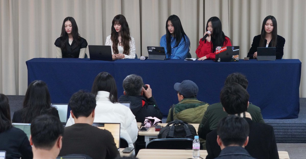 그룹 뉴진스가 28일 서울 강남구 모처에서 전속계약 해지 관련 긴급 기자회견을 열었다. 뉴진스는 소속사 어도어와의 전속 계약을 29일 자정부터 해지하겠다고 발표했다. 사진공동취재단