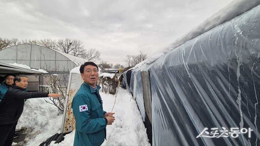 지난 11월 30일, 폭설 피해 현장을 점검 모습. 사진제공｜광명시청