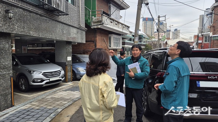 지난 11월 30일, 임시 주거 공간으로 제공된 안전주택 방문 모습. 사진제공｜광명시청