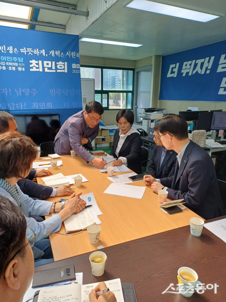 최민희 의원(오른쪽 세번째)이 오후석 행정2부지사 면담하고 있다.  사진제공ㅣ최민희 의원실