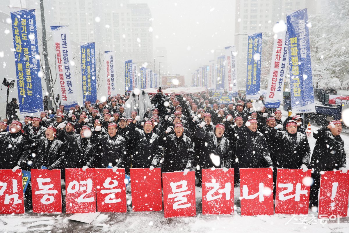 지난달 27일 경기도 수원시 경기도청 앞에서 편파적인 종교탄압 규탄 결의대회에서 신천지예수교회 성도들이 김동연 지사의 사과를 외치는 구호를 하고  있다. (사진제공=신천지예수교회)