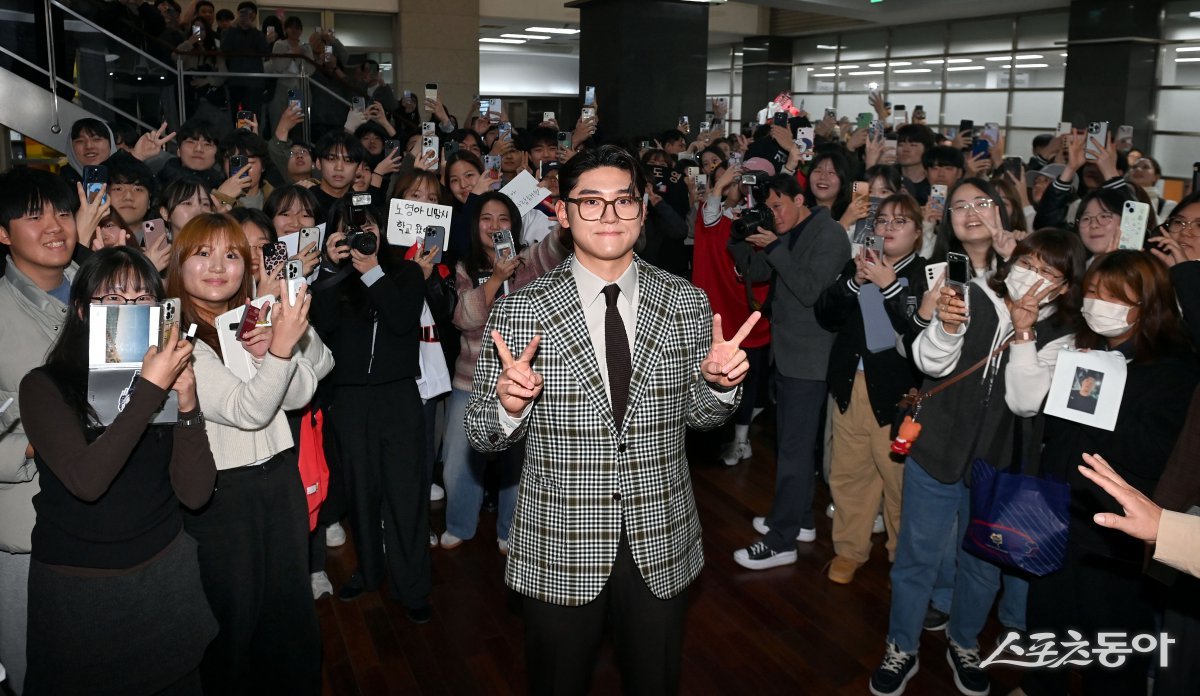 스포츠동아가 메디힐, 동아일보, 채널A와 공동으로 주최하고, 국내 5대 프로스포츠(야구·축구·남녀농구·남녀배구·남녀골프) 종목별로 올 한해를 빛낸 최고의 선수를 선정하는 ‘메디힐과 함께하는 2024 동아스포츠대상‘ 시상식이 2일 서울 성북구 고려대 백주년기념삼성관에서 개최됐다. 프로야구 올해의 선수상을 수상한 김도영(KIA)이 수많은 팬들에 둘러싸인 가운데 기념촬영을 하고 있다. 김민성 기자 marineboy@donga.com