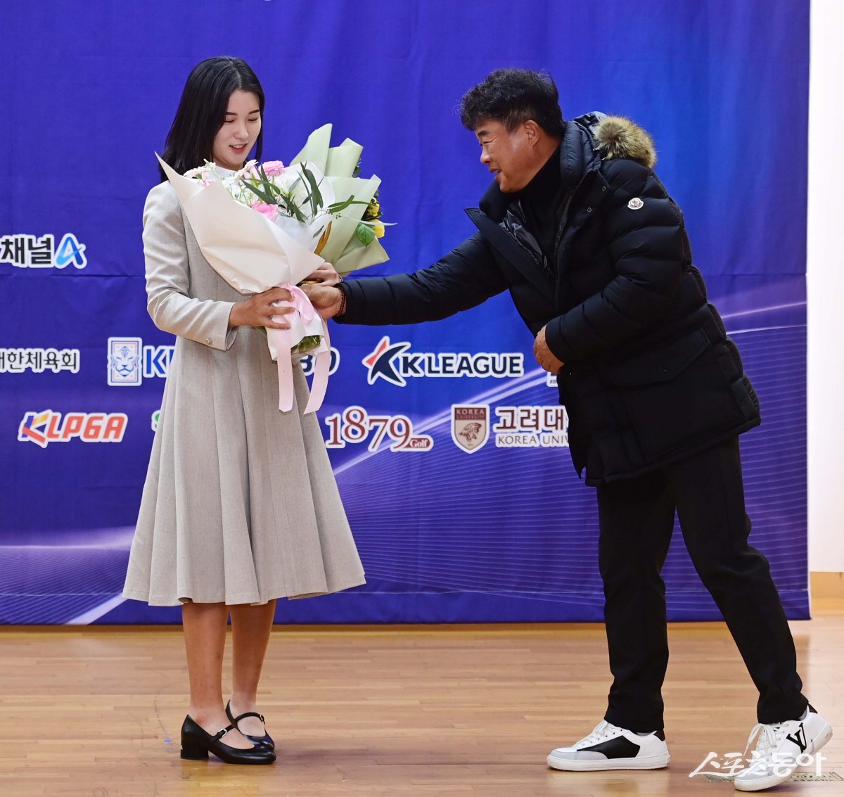 스포츠동아가 동아일보, 채널A와 공동으로 주최하고 국내 5대 프로스포츠(프로야구·프로축구·남녀프로농구·남녀프로배구·남녀프로골프) 종목별로 올 한해를 빛낸 최고의 선수를 선정하는 ‘메디힐과 함께하는 2024 동아스포츠대상‘ 시상식이 2일 서울 성북구 고려대학교 백주년기념관에서 개최됐다.   여자프로골프 올해의 선수상을 수상한 박현경 프로(한국토지신탁)가 아버지로부터 꽃다발을 받고 있다.  주현희 기자 teth1147@donga.com