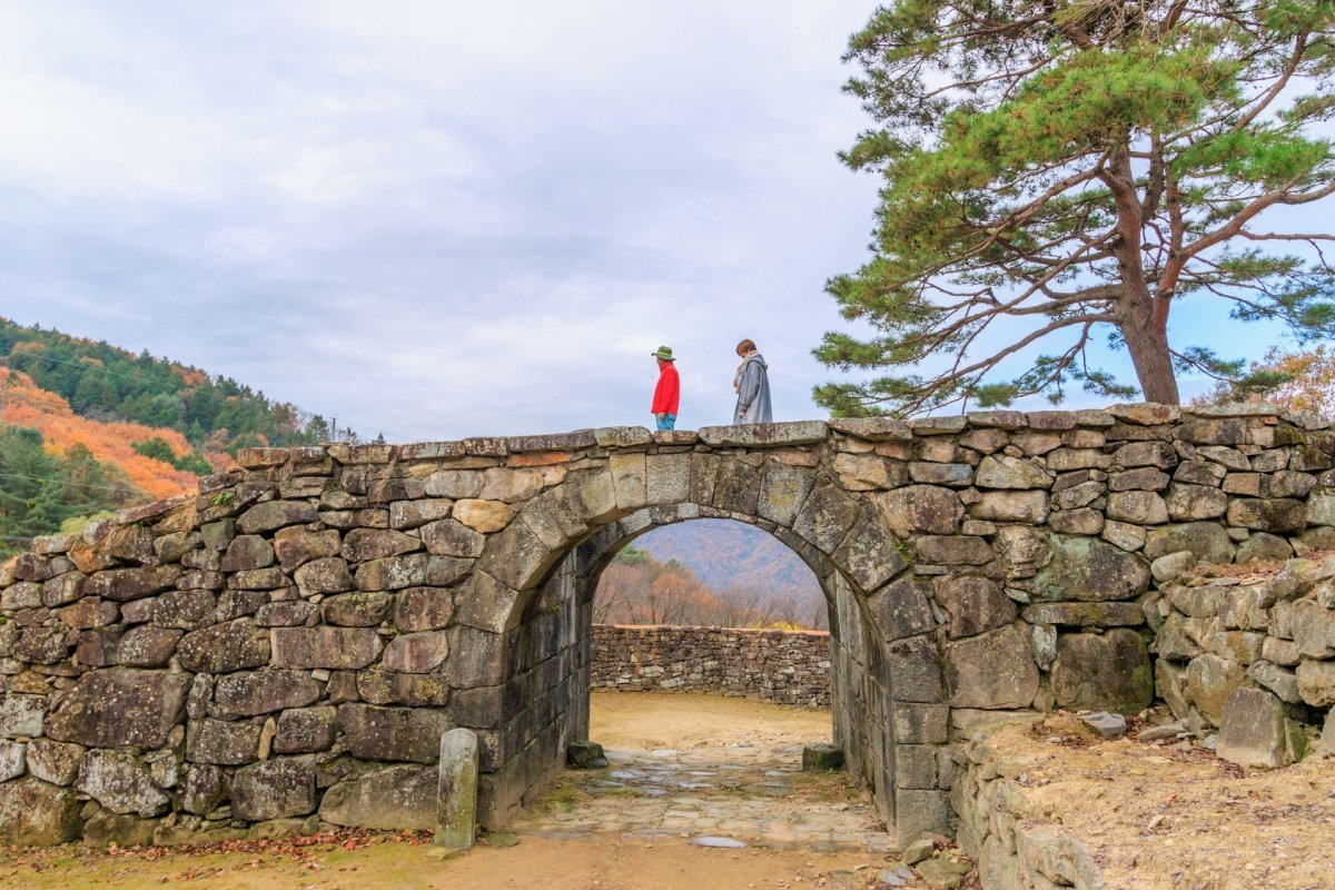 차로 쉽게 찾아 갈 수 있는 완주 위봉산성. 현재 남아있는 석벽과 서쪽 아치형 석문   사진제공｜지엔씨이십일