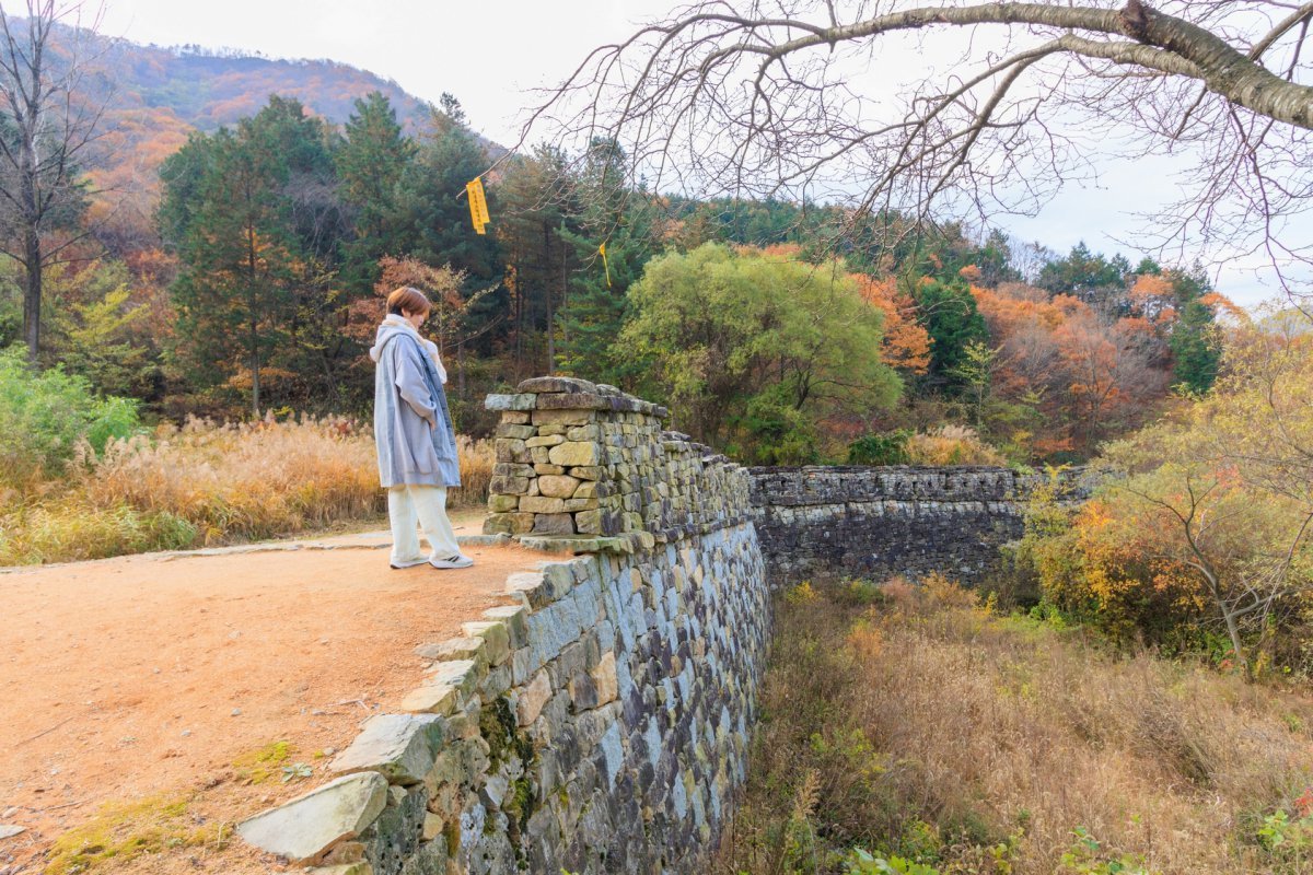 완주 위봉산성 성벽. 원래 폭 3m, 높이 4~5m, 16km 둘레로 만들어져 3곳의 성문과 8개의 암문이 있었지만 지금은 전주로 통하는 서문과  일부 석벽만 남아 있다           사진제공｜지엔씨이십일