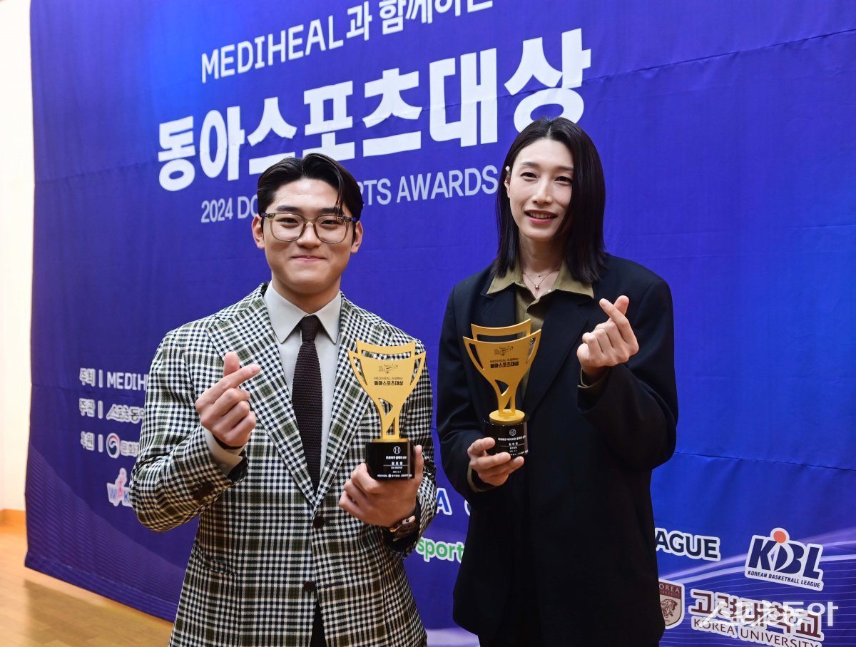 KIA 김도영(왼쪽)과 흥국생명 김연경은 2024년 각각 한국야구와 배구를 대표하는 스타다. 2일 서울 성북구 고려대 백주년기념삼성관에서 열린 ‘메디힐과 함께하는 2024 동아스포츠대상’ 시상식에서 만난 이들은 서로의 위대함을 칭찬하며 덕담을 아끼지 않았다. 주현희 기자 teth1147@donga.com