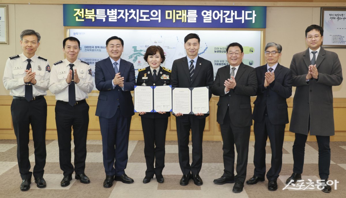 전북특별자치도소방본부가 3일 소상공인시장진흥공단 광주호남본부와 전북자치도청 4층 종합상황실에서 전통시장의 화재안전망 구축을 위한 업무협약을 체결했다. 사진제공=전북자치도