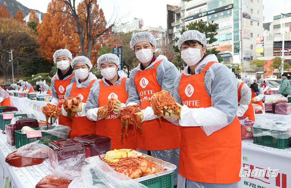 롯데 박준우, 정현수, 정보근, 김원중, 구승민(왼쪽부터)이 3일 사직구장 광장에서 직접 담근 김치를 들고 기념사진을 촬영하고 있다. 사진제공｜롯데 자이언츠