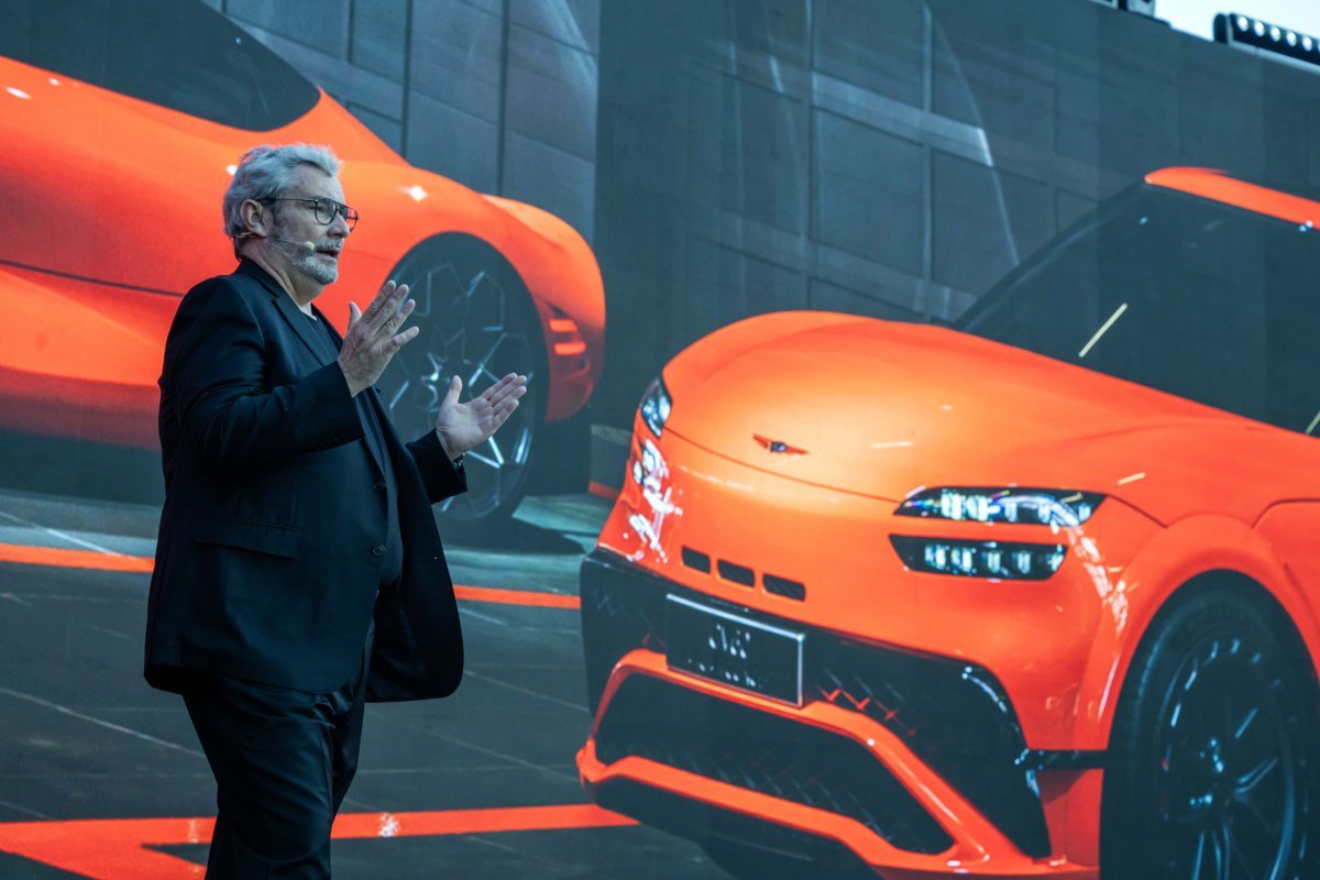 UAE 두바이 아르마니 호텔에서 열린 ‘제네시스 모터스포츠 프리미어’에서 루크 동커볼케 사장이 발표하는 모습. 사진제공 |현대차그룹