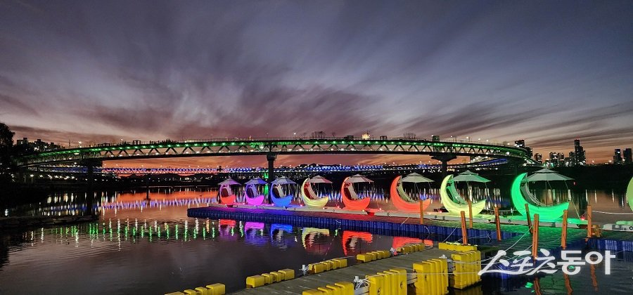 세종시가 11월 15일부터 12월 1일까지 이응다리 일원에서 시범 운영한 ‘세종 이응다리 달빛배’ 전경. 사진제공｜세종시청