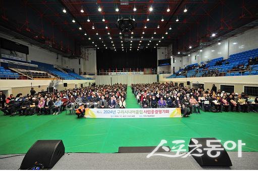 지난 4일 구리 실내체육관에서 구리시니어클럽 주관으로 노인일자리에 1,200명이 참석한 가운데 종결평가회를 하고 있다. 사진제공ㅣ구리시