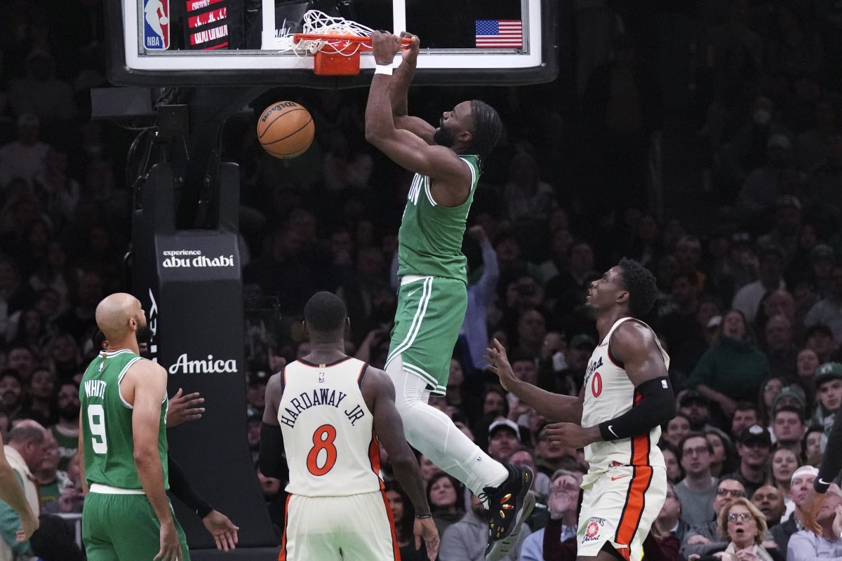 보스턴의 제일런 브라운(오른쪽에서 2번째)이 5일(한국시간) TD센터에서 열린 디트로이트전에서 투 핸드 덩크슛을 터트리고 있다. 보스턴은 디트로이트를 완파하고 동부지구 2위를 지켰다. 보스턴(미 매사추세츠주)|AP뉴시스