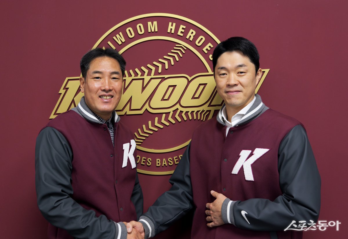 키움 유니폼을 입은 장필준(오른쪽)과 고형욱 키움 단장이 포즈를 취하고 있다. 사진제공｜키움 히어로즈