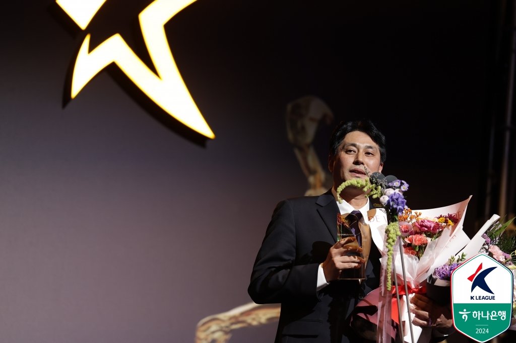 안양 유병훈 감독이 11월 29일 서울 홍은동 스위스그랜드호텔에서 열린 ‘하나은행 K리그 2024 대상 시상식’에서 K리그2 감독상을 받았다. 사진제공|한국프로축구연맹