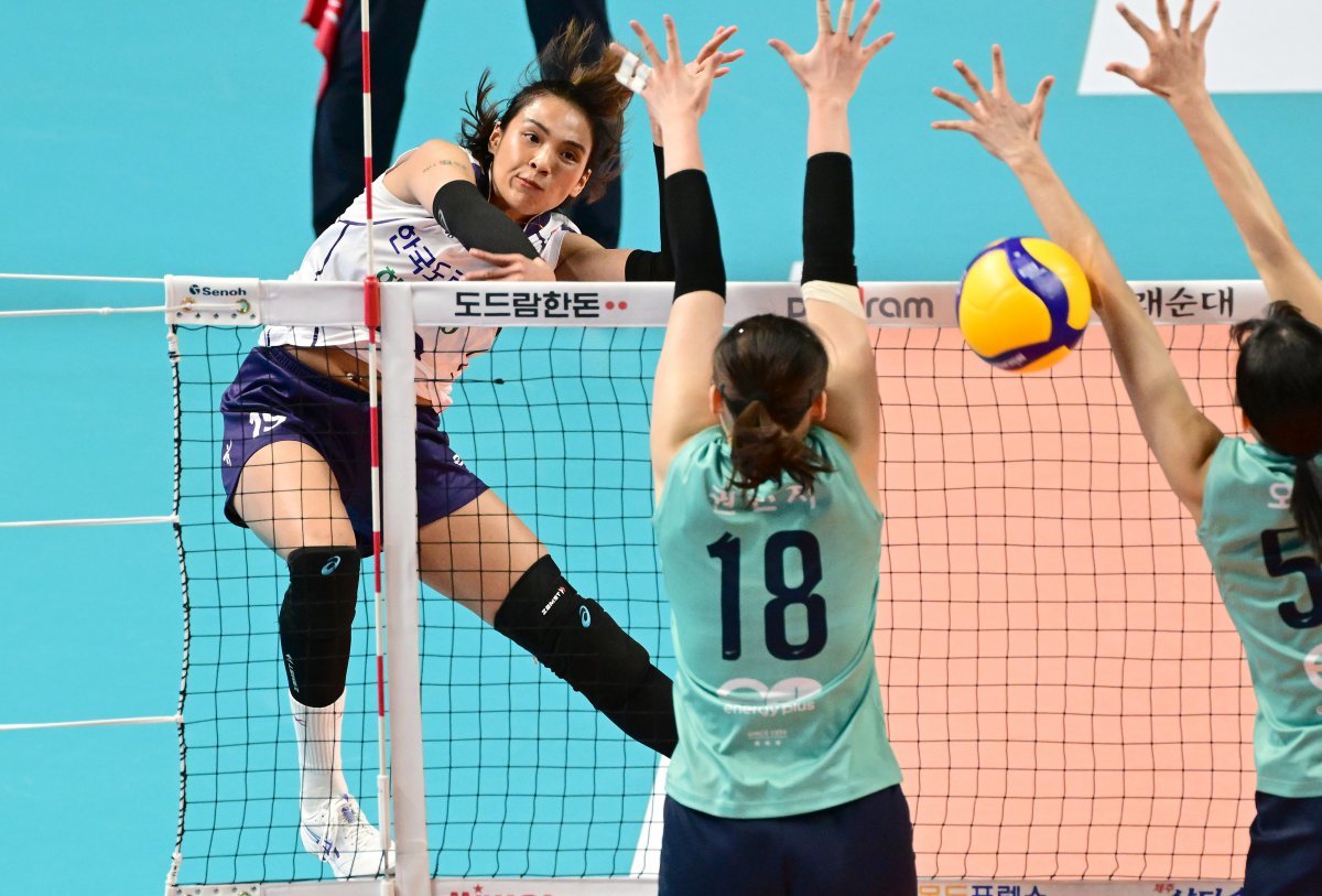 도로공사 타나차(뒤)가 지난 시즌에 이어 올 시즌도 V리그 여자부에서 뛰게 됐다. 유니의 대체자로 3일 입국한 그는 7일 정관장전 투입을 목표로 동료들과 손발을 맞추고 있다. 사진제공|KOVO