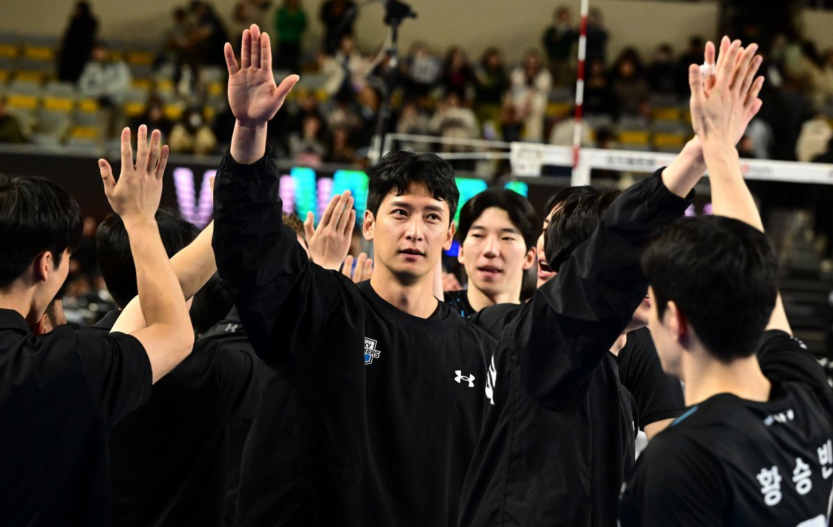 현대캐피탈 문성민(가운데)이 3일 인천 대한항공전이 끝나고 동료 선수와 손뼉을 마주치고 있다. 사진제공｜KOVO