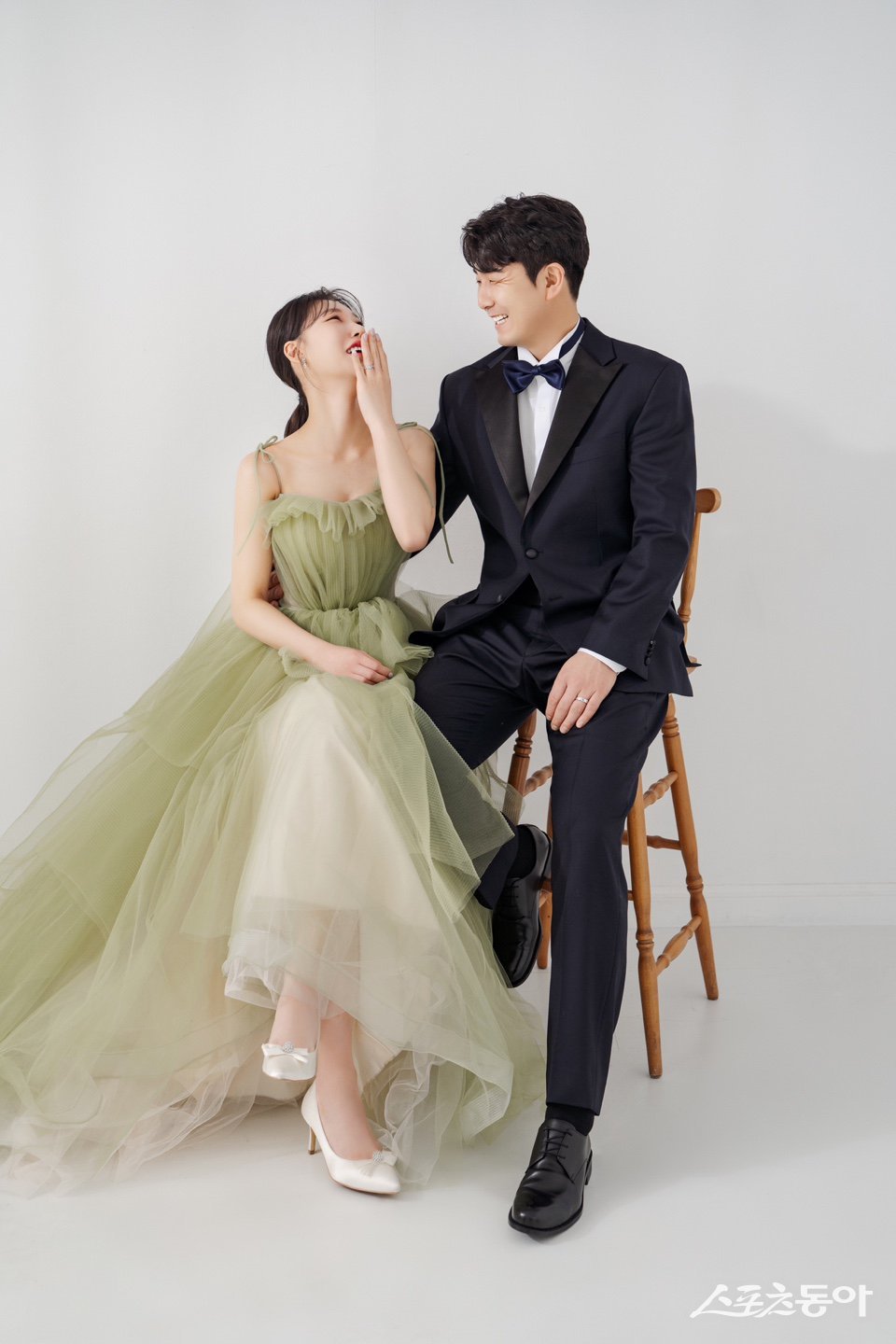 7일 화촉을 올리는 KT 조이현(오른쪽)과 신부 최예나 씨. 사진제공｜KT 위즈