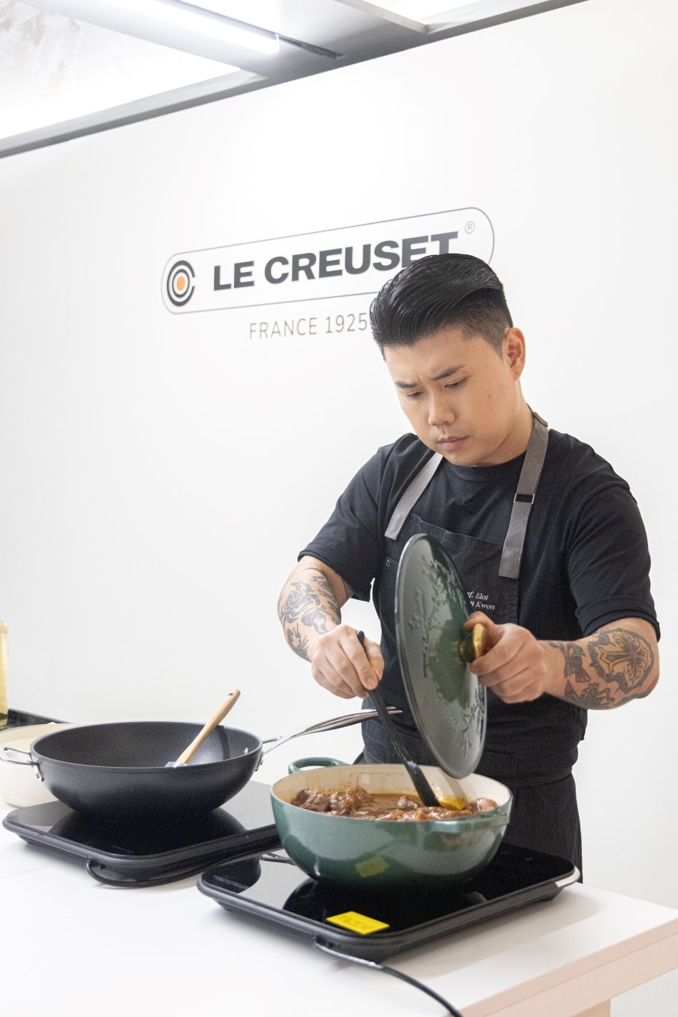 시그니처 메뉴를 선보이고 있는 권성준 셰프.