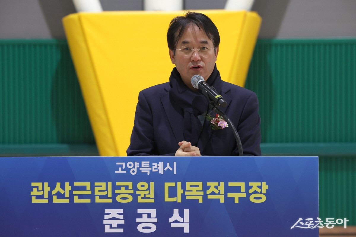 관산근린공원 다목적구장 준공식에서 축사하는 이동환 고양특례시장. 사진제공ㅣ고양시