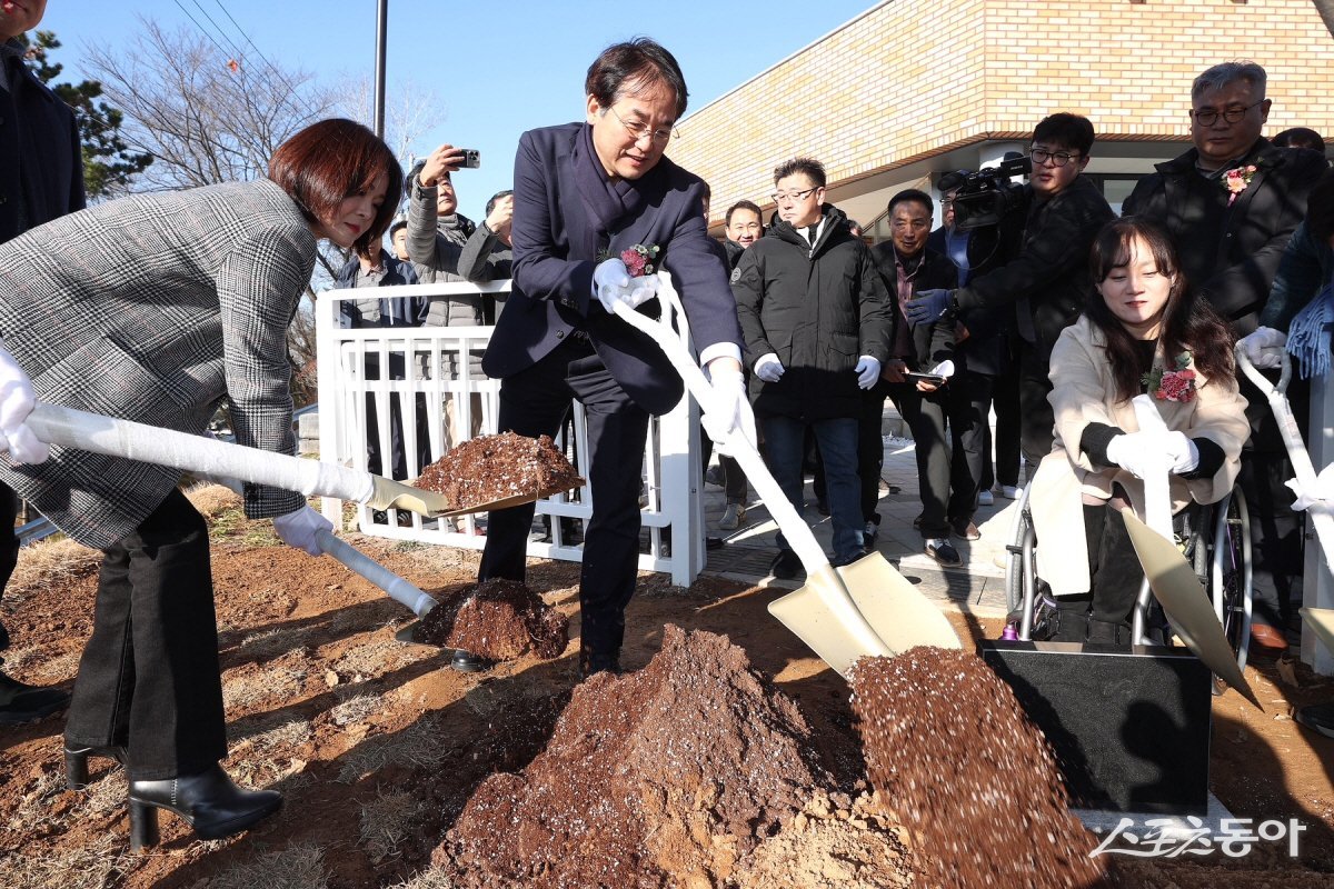 관산근린공원 다목적구장 준공식에서 첫 삽을 뜨고 있는 이동환 고양특례시장(윈쪽 두번째) 사진제공ㅣ고양시