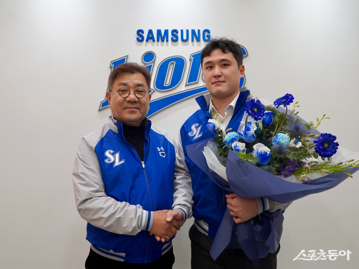 삼성과 FA 계약을 한 최원태(오른쪽)가 6일 대구삼성라이온즈파크에서 유정근 구단 대표이사와 기념사진을 촬영하고 있다. 사진제공｜삼성 라이온즈