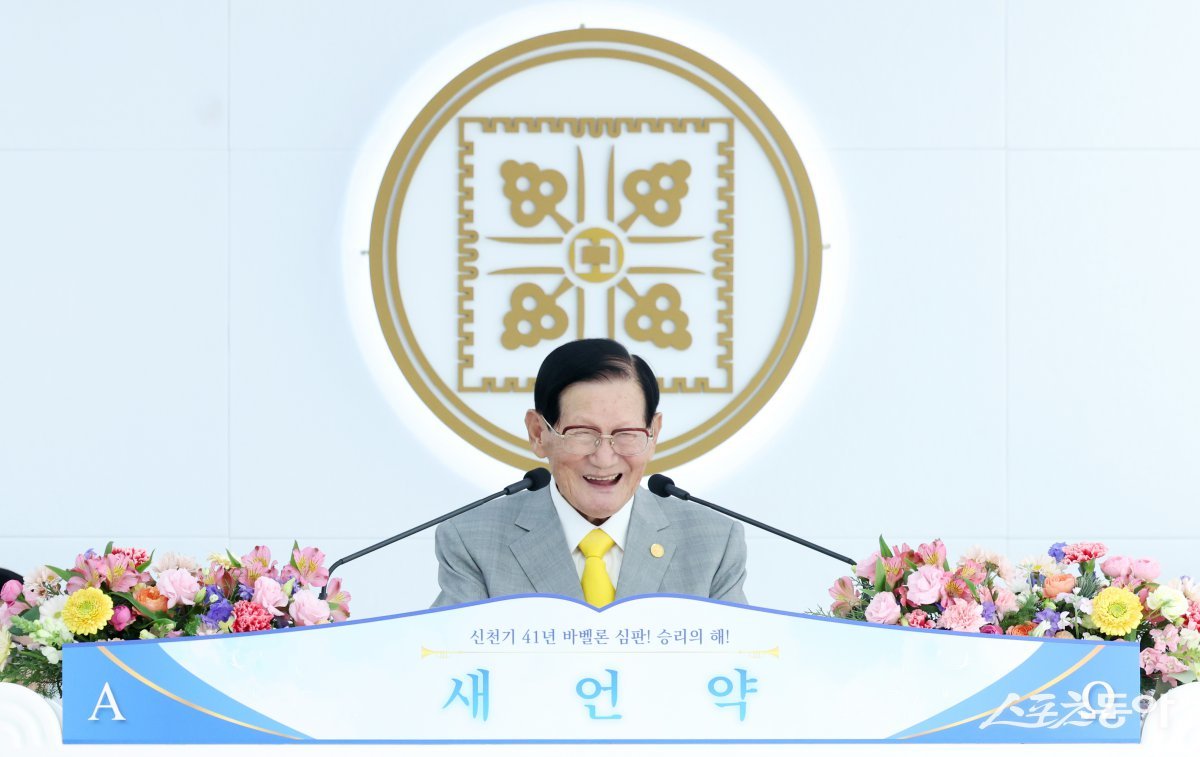 이만희 총회장이 8일 신천지 양산교회를 방문한 가운데 정오 예배에서 설교하고 있다. (사진제공=신천지 양산교회)