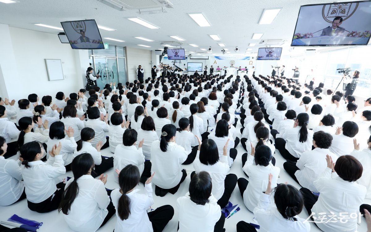 8일 이만희 총회장이 신천지 양산교회에 방문한 가운데 성도들이 이 총회장의 예배 설교를 경청하고 있다. (사진제공=신천지 양산교회)